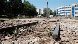 Vytrhané koľaje a náhradné električky v Bratislave. Cestujúci: Je to strašný chaos