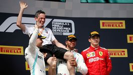 Nuda v F1? Neviňte nás, ale pravidlá a vedenie, odkazuje Hamilton