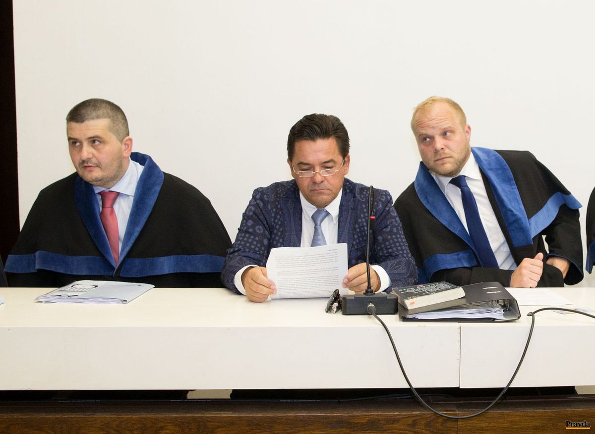 Marian Kočner (v strede) so svojimi obhajcami...