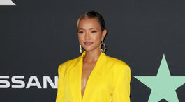 Modelka a celebrita Karruche Tran prišla v žltom nohavicovom kostýme. 