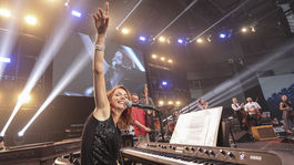 Filipovi zahrali do neba. Aby lepšie počul, otvorili strechu