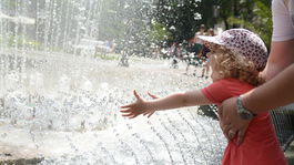 Horúčavu zmierňuje vodná hmla či fontány v parkoch