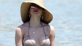 Sexy McPhee na pláži takmer ako nahá... A hop na 69-ročného snúbenca!