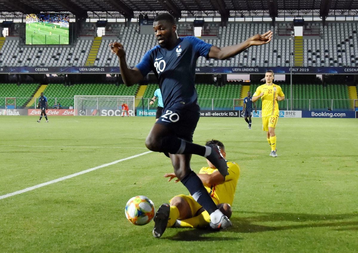 Francúz Marcus Thuram v súboji s Rumunom...