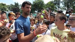 Djokovič trénuje na betóne v centre Belehradu: Nájdite mi tu trávnatý kurt