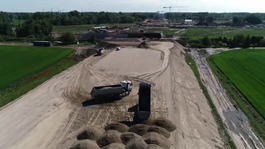 Betón, asfalt aj most nad železnicou. Obchvat Bratislavy po D4 rýchlo rastie 