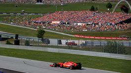 Pole position získal Leclerc. Hamiltona po penalizácii zosunuli 