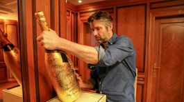 Americký režisér Bart Freundlich podpisuje festivalové šampanské.