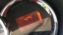 Páľava topila asfalt. Na diaľniciach bolo 42°C, v mestách 38°C, v kanceláriách 33 °C