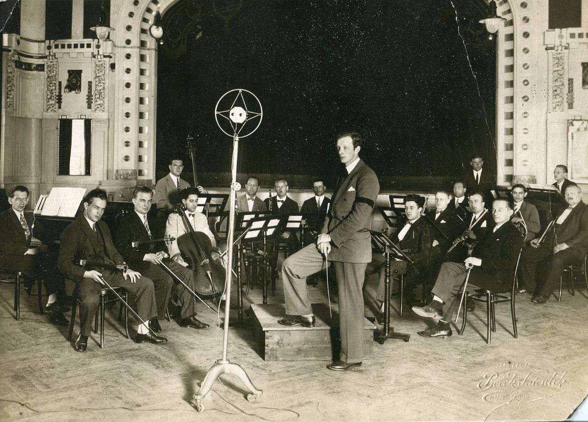 Rozhlasový súbor v roku 1929 s dirigentom...
