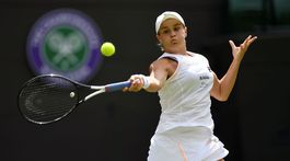 Jednotka postúpila, Šarapovová skrečovala. Federer vystrašil fanúšikov