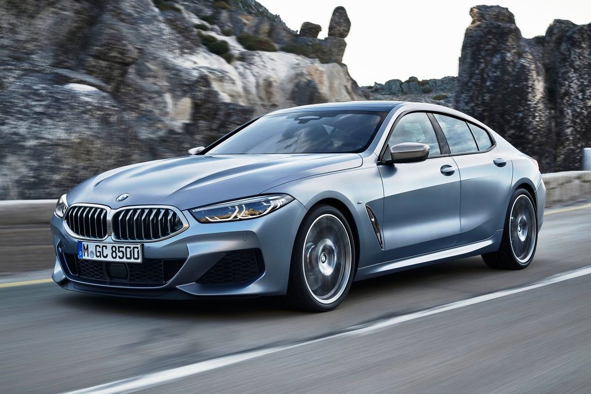 Predná časť BMW 8 Gran Coupé je až po predné...