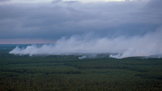 Sever Nemecka stále sužuje rozsiahly lesný požiar