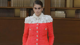 Modelka na prehliadke značky Chanel Haute Couture Jeseň-Zima 2020, pod ktorou je podpísaná dizajnérka Virginie Viard. 