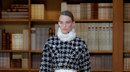 Modelka na prehliadke značky Chanel Haute Couture Jeseň-Zima 2020, pod ktorou je podpísaná dizajnérka Virginie Viard. 