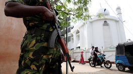 V rámci vyšetrovania veľkonočných útokov na Srí Lanke zatkli bývalých šéfov polície i obrany