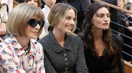 Zľava: Šéfredaktorka magazínu Vogue Anna Wintour a herečky Margot Robbie a Phoebe Tonkin.