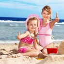 letná dovolenka, leto, more, deti, pláž, piesok, cestovanie, dievčatá, plavky, slnko, opaľovanie, kúpanie, hra