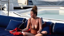 Vyčerpaná mama? Chrissy Teigen na jachte (chvíľu bez detí!) vystavila dekolt