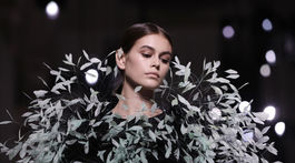 Modelka Kaia Gerber počas prehliadky Givenchy Haute Couture s kolekciou Jeseň-Zima 2019/2020 v Paríži. 