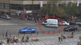 Vodičovi praskli nervy, nabral policajta a unikal. Pozrite si dramatické video