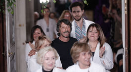 Dizajnér Pier Paolo Piccioli (v strede) so zamestnancami ateliéru, ktorí pracovali na novej kolekcii Valentino Haute Couture.
