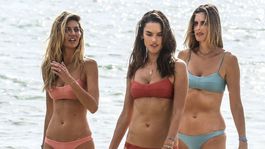 Sexi krivky brazílskej veteránky módy opäť odhalené... a stále vyzerá top!