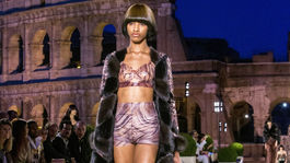 Modelka na prehliadke Fendi Couture Jeseň/Zima 2019/2020, ktorá sa konala v Ríme. Značka predstavila kolekciu pod názvom The Dawn of Romanity pri rímskom Kolosea.