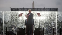 Trump ponúkol vojenskú parádu, aby ľudia zabudli