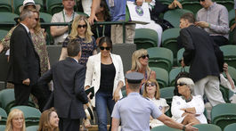 Vojvodkyňa Meghan (vľavo) prichádza na tenisový zápas vo Wimbledone, na ktorom hrala jej kamarátka Serena Williams proti Slovinke Kaji Juvanovej. 