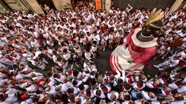 V Pamplone sa konal prvý beh s býkmi, nezaobišiel sa bez protestov