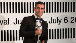 Milan Ondrík získal v Karlových Varoch cenu za najlepší mužský herecký výkon vďaka filmu Marka Škopa Nech je svetlo.