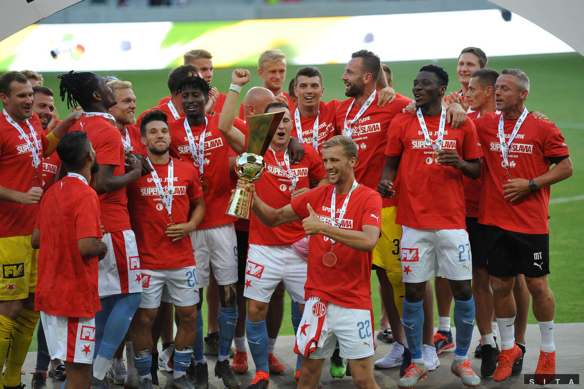 Kapitán Slavie Praha Tomáš Souček (v popredí s...