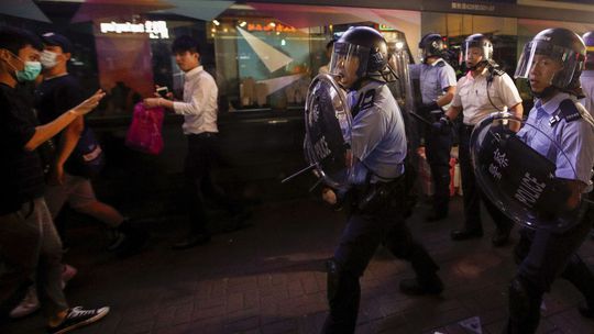 Demonštranti sa v Hongkongu znova dostali do zrážok s políciou