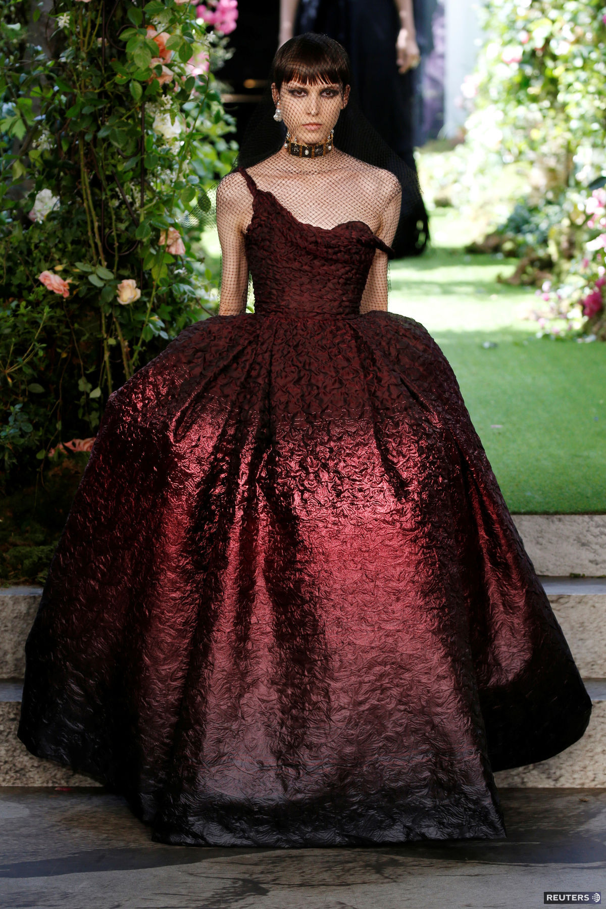 Modelka v kreácii z kolekcie Christian Dior...