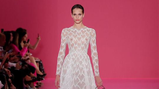 Modelka v kreácii z kolekcie Georges Hobeika...