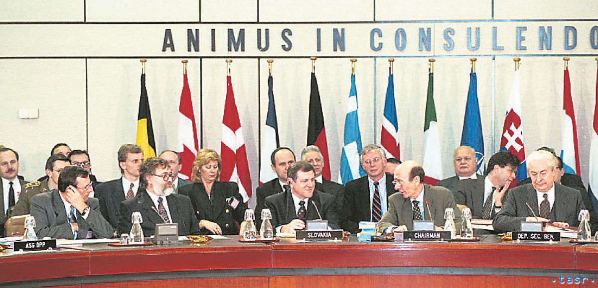 Podpísanie zmluvy Partnerstvo pre mier s NATO v...