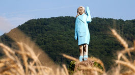 Záber na sochu Melanie Trumpovej, ktorú nechal zhotoviť americký umelec Brad Downey a umiestnil ju v Rozne neďaleko jej rodiska v Slovinsku.