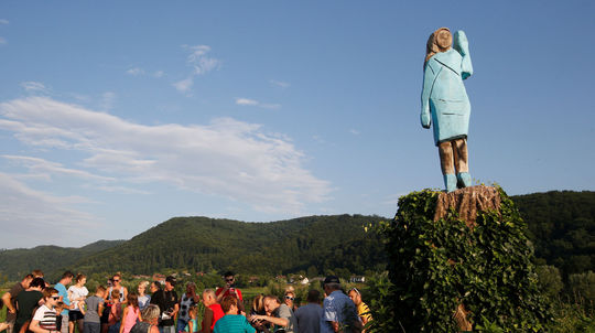 Záber na sochu Melanie Trumpovej, ktorú nechal...