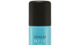 Cestovný suchý šampón Douglas Hair True Volume. Predáva sa za 0,99 eura za 50 ml balenie v sieti Douglas. 