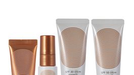 Set Sensai Silky Bronze Experience Set, ktorý obsahuje opaľovacie produkty: krém na tvár (50 ml), krém na telo (50 ml), samoopaľovací krém (20 ml) a upokojujúcu emulziu po opaľovaní (20 ml). Cena setu je 129,90 eura, predáva sa napríklad v si
