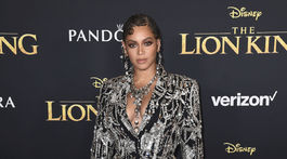 Speváčka Beyonce prišla na premiéru novej verzie filmu Leví kráľ v kreácii Alexander McQueen. 
