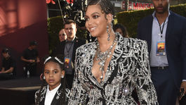 Speváčka Beyonce prišla na premiéru novej verzie filmu Leví kráľ v kreácii Alexander McQueen. Sprevádzala ju dcérka Blue Ivy. 