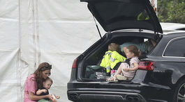 Vojvodkyňa Kate z Cambridge so svojimi troma deťmi, princom Louisom, princom Georgeom a princeznou Charlotte sa tiež zúčastnila na Royal Charity Polo Day. 