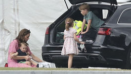 Vojvodkyňa Kate z Cambridge so svojimi troma deťmi, princom Louisom, princom Georgeom a princeznou Charlotte sa tiež zúčastnila na Royal Charity Polo Day. 