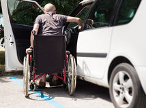 auto, invalidné parkovanie, vozíčkar, hendikep,