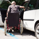 auto, invalidné parkovanie, vozíčkar, hendikep,