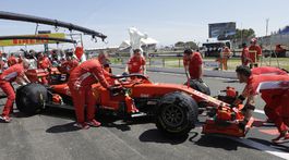 V kamióne Ferrari našli ilegálnych migrantov, zadržala ich polícia