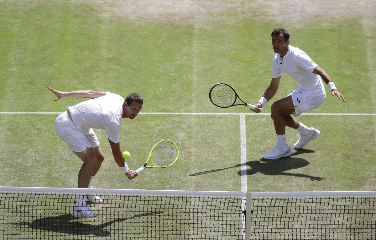 Filip Polášek (vľavo) a Ivan Dodig v deblovom...