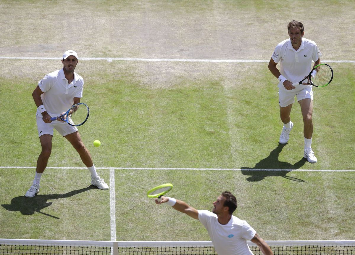 Nicolas Mahut a Édouard Roger-Vasselin sledujú...